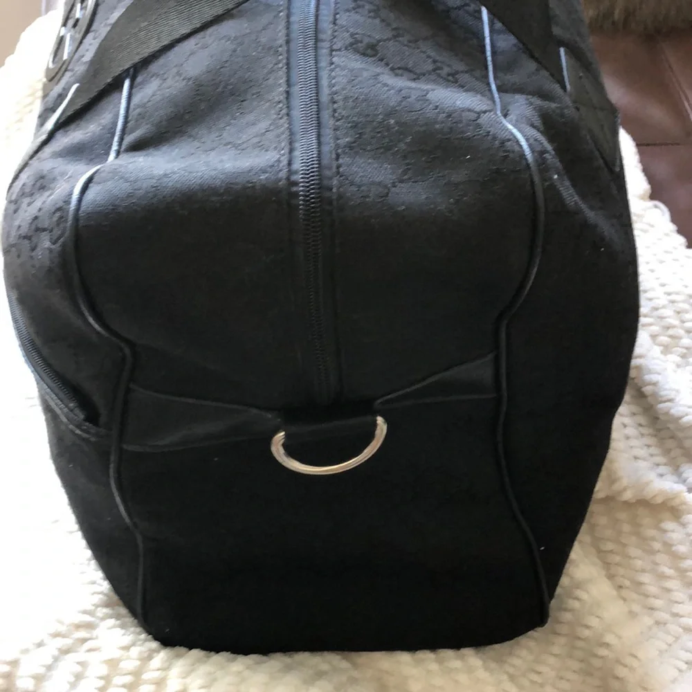 Gucci Black and Red Duffel Bag with Iconic Design - Picture 2 of 10